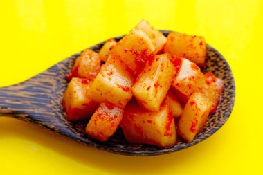 Daikon Kimchi. Lezzetli ve baharatlı.