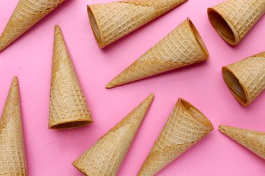 Pembe arka planda waffle külahları