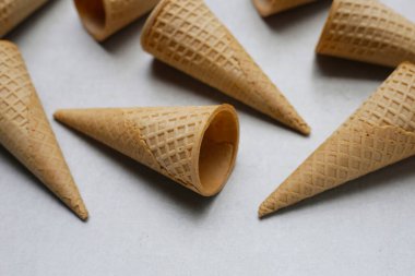 Gri arka plan üzerinde gözleme koniler