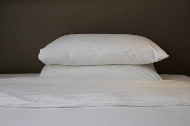 Yatak odasındaki otelde yastıklı yatak