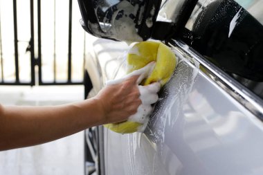 Sarı süngerli yıkama arabası.