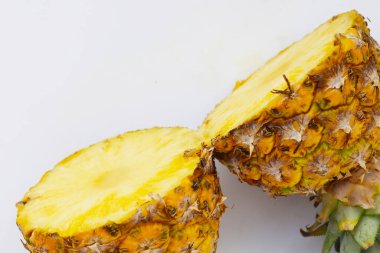 Olgun ananas dilimleri, taze meyve.