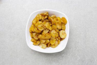 Kızarmış tuzlanmış geniş fasulye atıştırması.