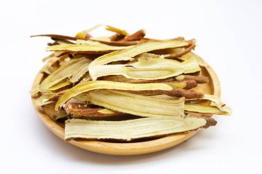 Meyan kökü beyaz arkaplanda dilimlenmiş..