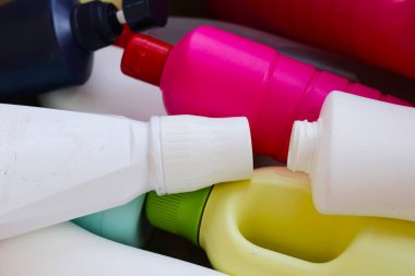 Plastik şişeler, teneke kutular, plastik atık