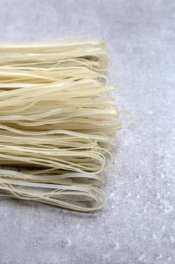 Kurutulmamış pirinç eriştesi. Çiğ pirinç unu eriştesi.