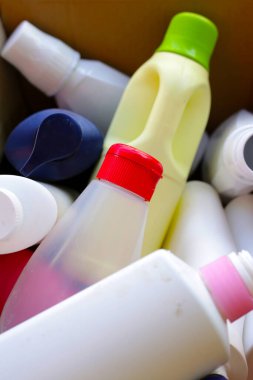 Plastik şişeler, teneke kutular, plastik atık