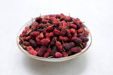 Beyaz arka planda taze dut.