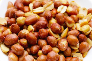 Kırmızı derili fıstık kavrulmuş tuzlu, fıstıklı aperatif.