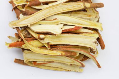 Meyan kökü beyaz arkaplanda dilimlenmiş..