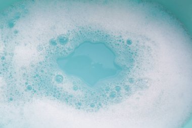 Deterjan köpüklü su. Mavi arkaplan, sabun suyu