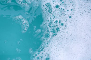 Deterjan köpüklü su. Mavi arkaplan, sabun suyu