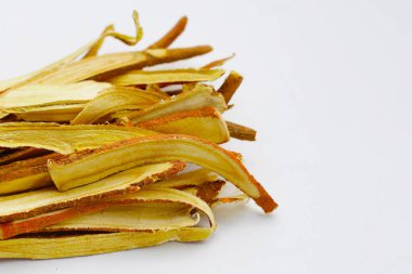 Meyan kökü beyaz arkaplanda dilimlenmiş..