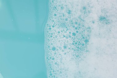 Deterjan köpüklü su. Mavi arkaplan, sabun suyu