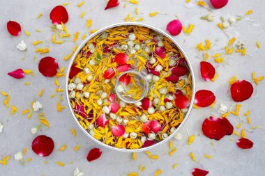 Yasemin çiçekli su, kadife yaprakları ve gümüş kasede gül yaprakları. Tayland geleneği, Songkran festivali konsepti