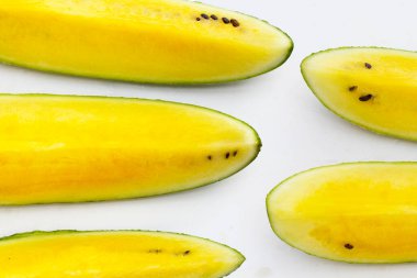 Beyaz zemin üzerine sarı karpuz dilimleri.