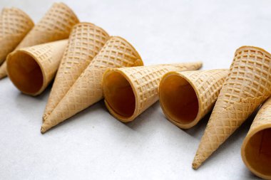 Gri arka plan üzerinde gözleme koniler