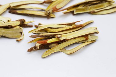 Meyan kökü beyaz arkaplanda dilimlenmiş..