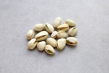 Kızarmış tuzlu şam fıstığı, lezzetli aperatif.