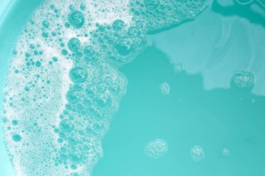 Toz deterjana batırılmış beyaz bez deterjan çözeltisi, bez. Çamaşır konsepti