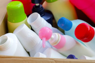 Plastik şişeler, teneke kutular, plastik atık