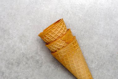 Gri arka plan üzerinde gözleme koniler