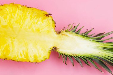 Olgun ananas kesimi, taze meyve.
