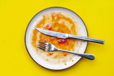 Kirli tabak, temizlik aletleri konsepti.