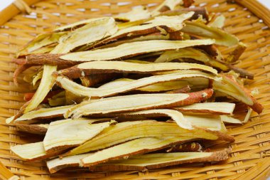 Meyan kökü beyaz arkaplanda dilimlenmiş..