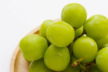 Beyaz arka planda muscat üzümünü parlat.