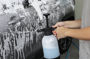 Köpüklü araba, sprey şişeyle el yıkama..