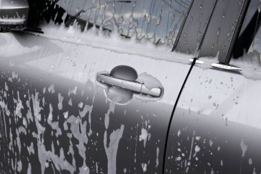 Beyaz sabunlu araba, el yıkamalı araba.