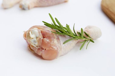 Çiğ tavuk bacağı, pişirmek için et.