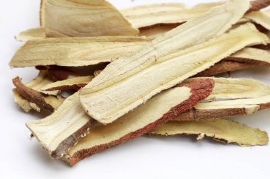 Meyan kökü beyaz arkaplanda dilimlenmiş..