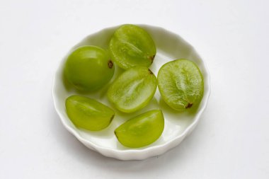 Beyaz arka planda muscat üzümünü parlat.