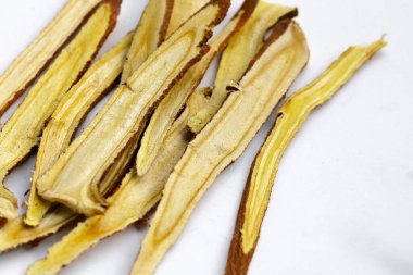 Meyan kökü beyaz arkaplanda dilimlenmiş..