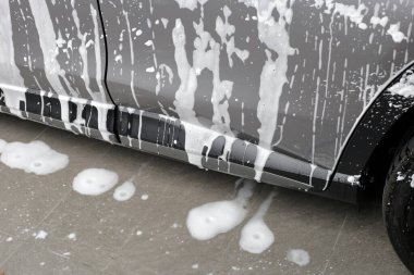 Beyaz sabunlu araba, el yıkamalı araba.