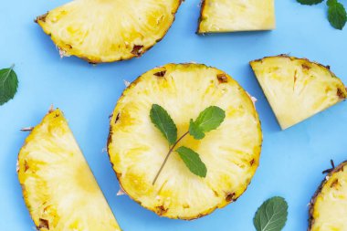 Olgun ananas dilimleri, taze meyve.