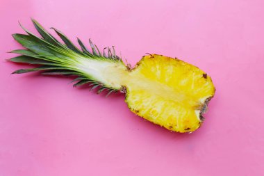 Olgun ananas kesimi, taze meyve.