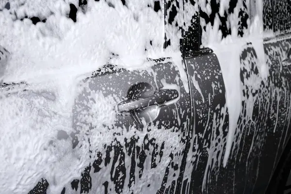 Beyaz sabunlu araba, el yıkamalı araba..