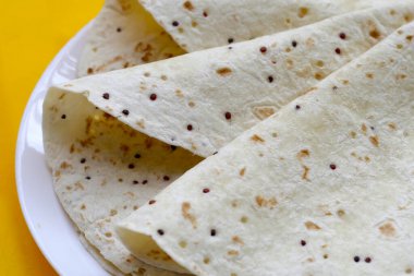 Quinoa tortilla beyaz tabağa sarılır