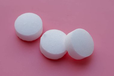 Pembe arka planda beyaz naftalin.