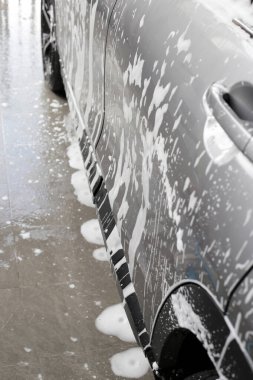 Beyaz sabunlu araba, el yıkamalı araba.