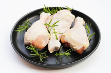 Çiğ tavuk bacağı, pişirmek için et.