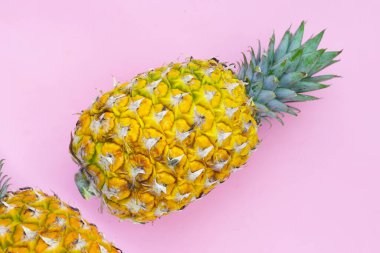 Pembe bir arka plan üzerinde taze ananas.