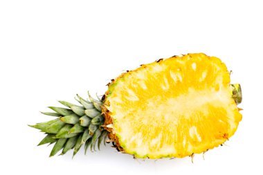 Beyaz arkaplanda taze ananas.