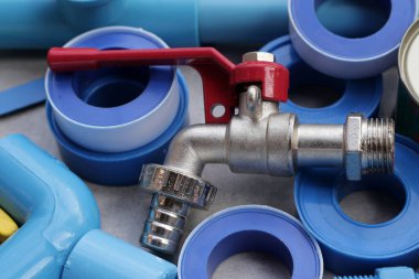 Tesisat işi için mavi pvc boru bağlantıları olan tesisat ekipmanları..