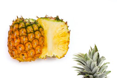 Beyaz arkaplanda taze ananas.