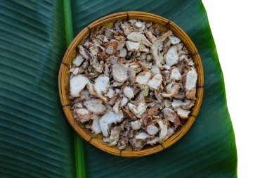 Kaempferia galanga rhizome, kurutulmuş bitki dilimleri.