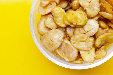 Kızarmış tuzlanmış geniş fasulye atıştırması.